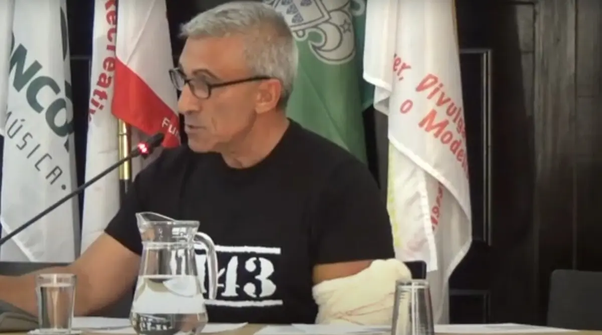 A t-shirt envergada por Luís Forinho apresentava ao peito o número 1143, identificativa do Grupo 1143, liderado por Mário Machado