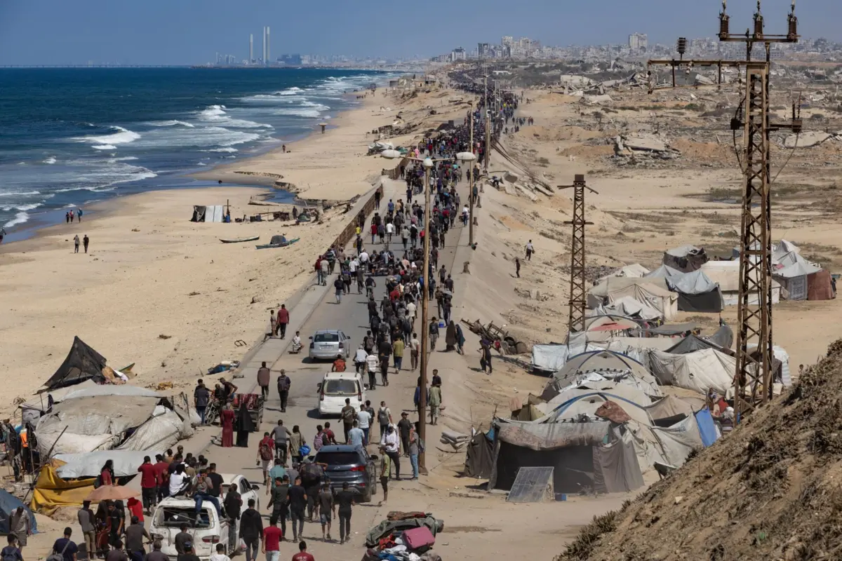 Imagens mostraram uma fila contínua de pessoas a dirigir-se para a parte norte do território
