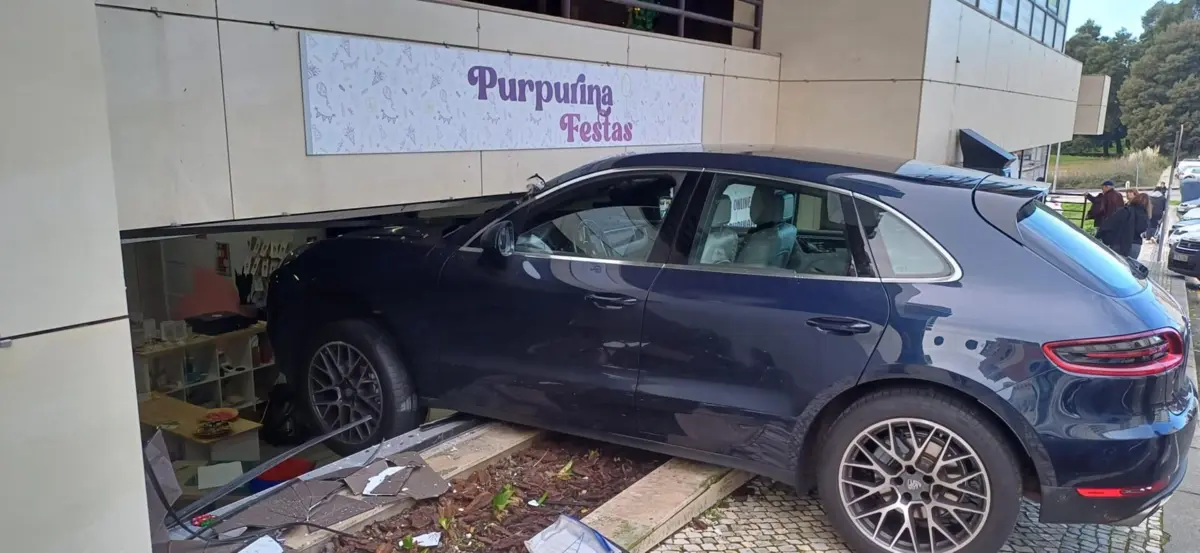 Imagem de contexto do artigo Confunde travão com acelerador e invade montra de loja em São João da Madeira