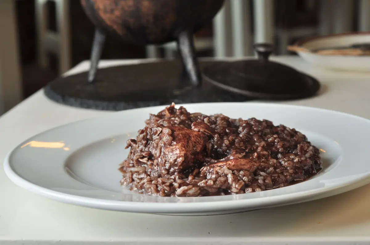 Arroz de cabidela no pote, com frango de campo e sangue avinagrado.