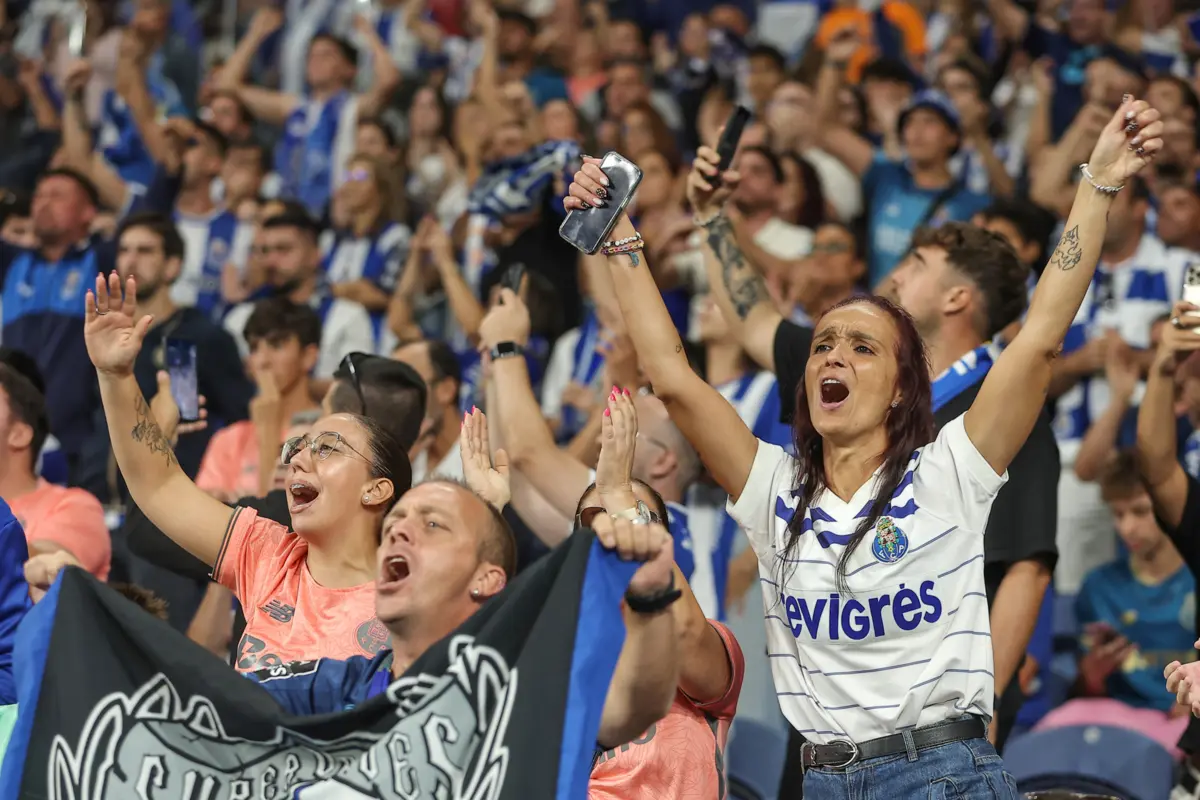 Adeptos do F. C. Porto esgotaram rapidamente os bilhetes para o clássico
