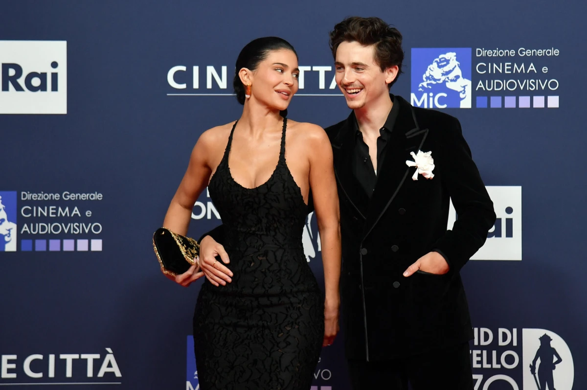 Juntos desde 2023, Kylie Jenner e Timothée Chalamet posaram pela primeira juntos na passadeira vermelha, em Roma