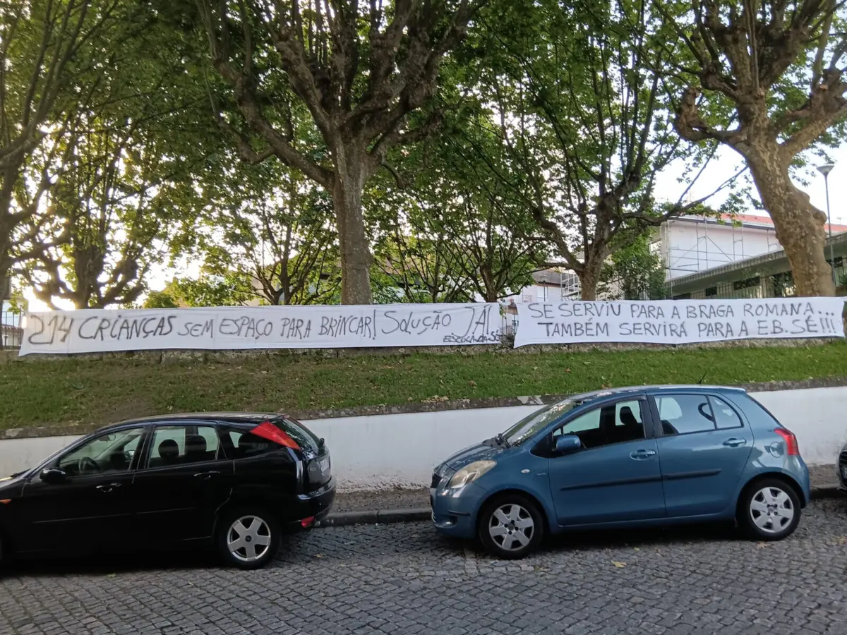 Tarjas de protesto junto às instalações da escola