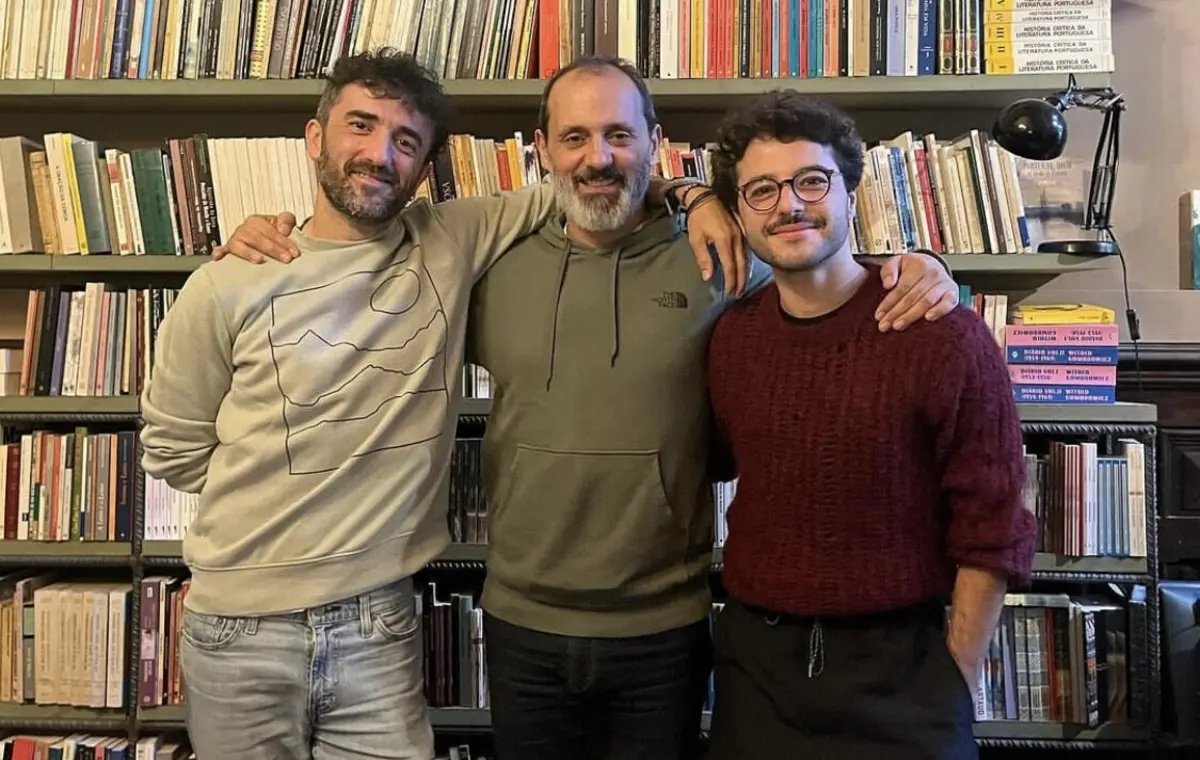 Atores e heterónimos: Álvaro de Campos é interpretado por Pedro Manana; Alberto Caeiro surge na voz de Jaime Monsanto; e Rui Maria Pêgo é Ricardo Reis .