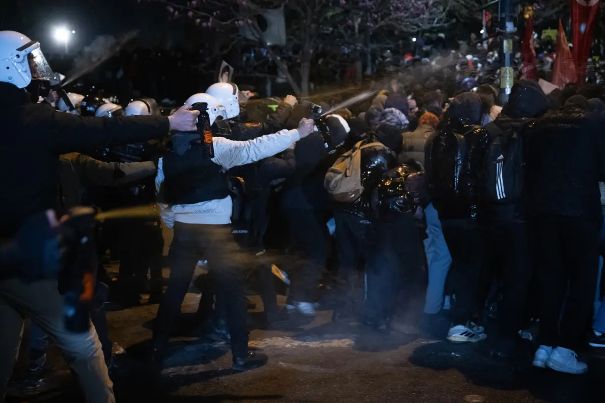 Confrontos entre a polícia e manifestantes contra a detenção de opositor do presidente Erdogan