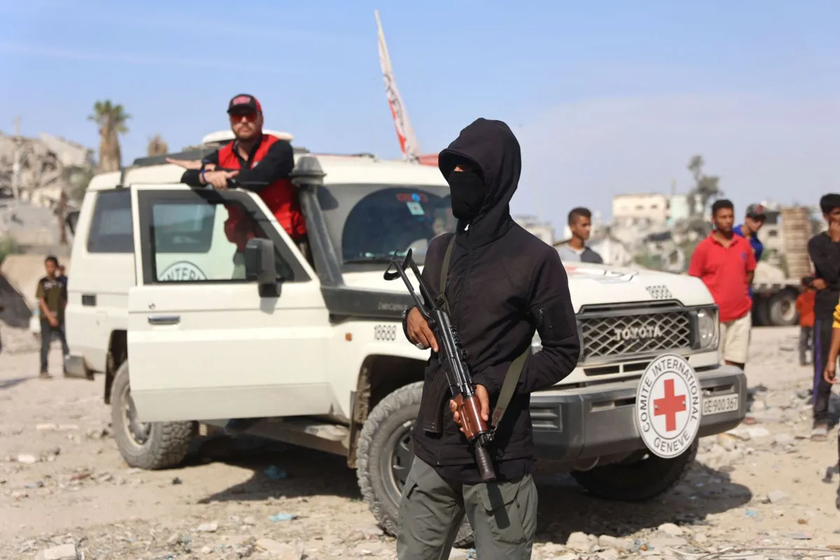 Entrega dos corpos dos reféns tem sido feita através da Cruz Vermelha Internacional