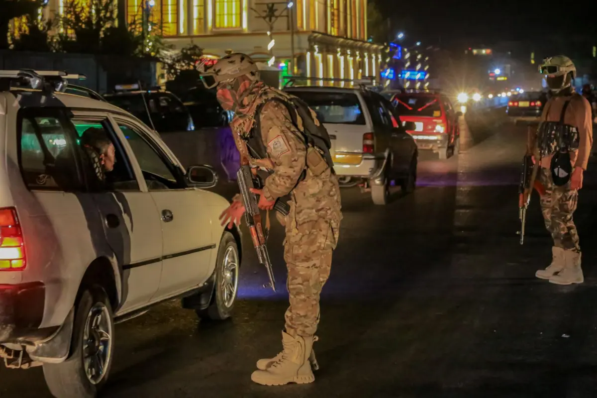 Forças talibãs em Cabul horas antes de Paquistão ter lançado ataques contra a capital afegã e ter declarado guerra