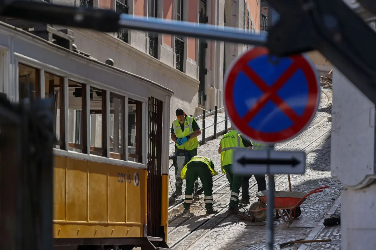 Técnicos estão a proceder à remoção dos destroços do acidente