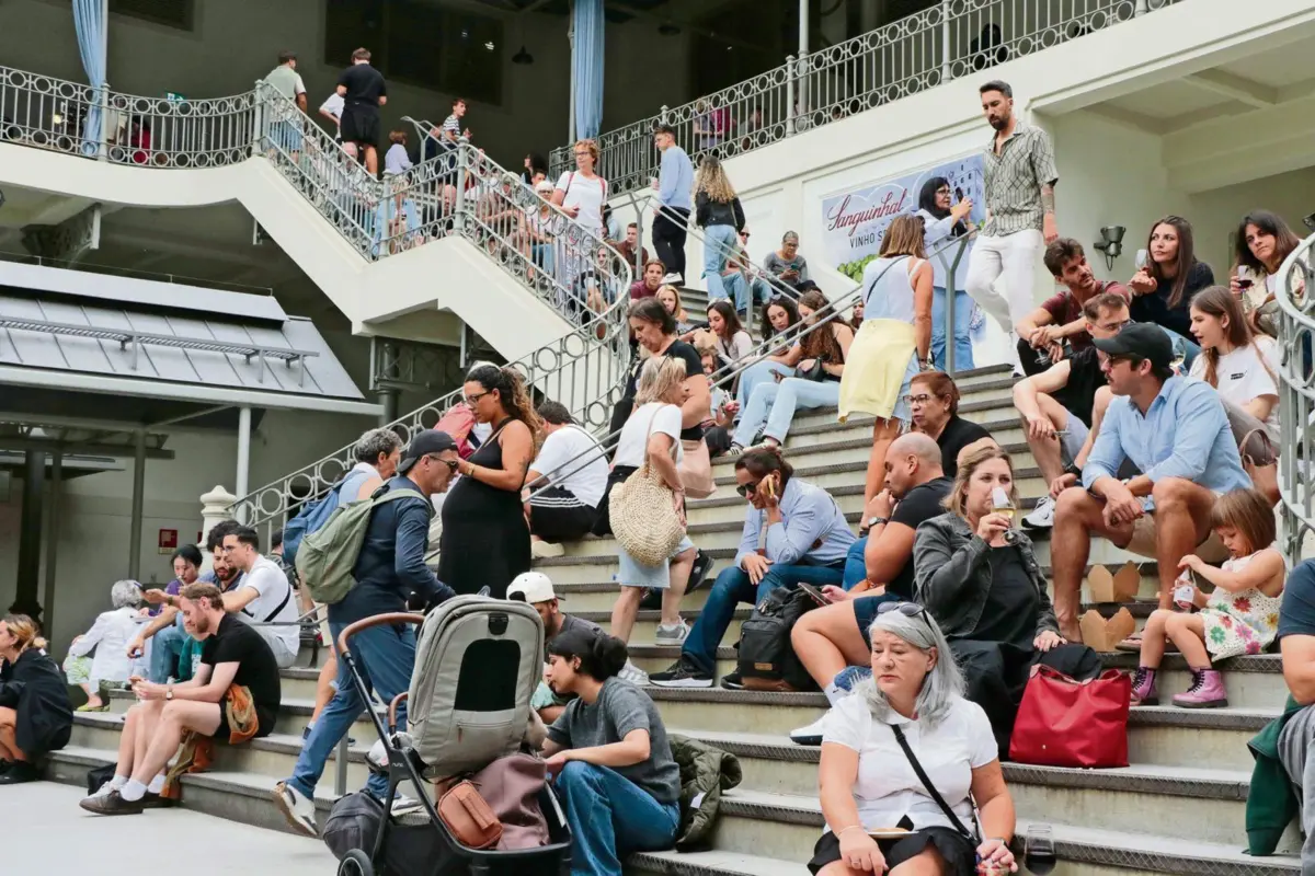 Escadaria principal é usada por muitos visitantes para uns momentos de descanso
