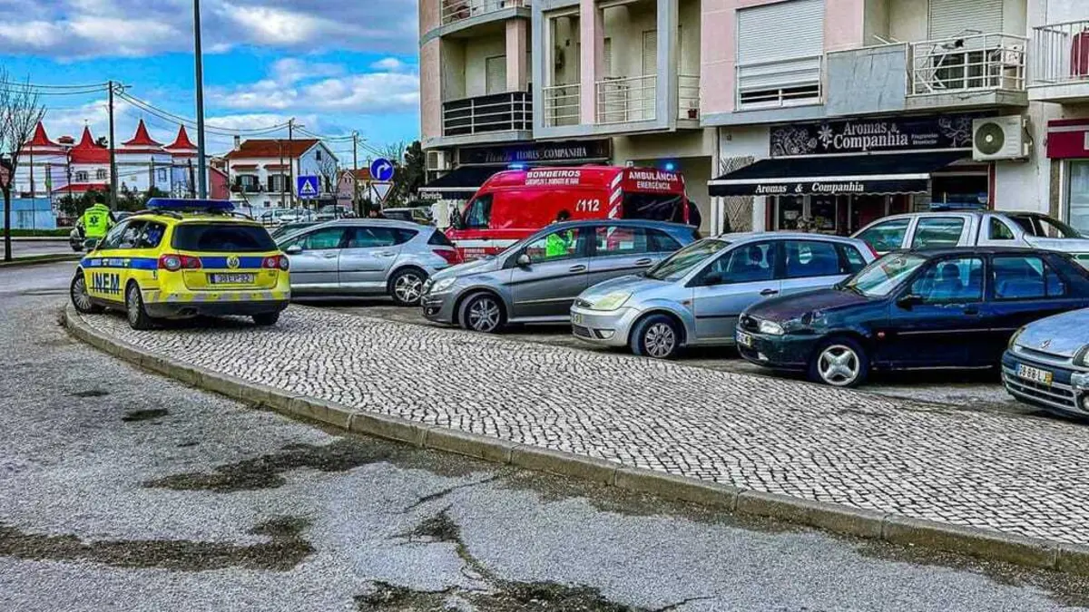 Segundo o INEM, as viaturas médicas de emergência e reanimação (VMER) mais próximas (Setúbal, Barreiro e Almada) encontravam-se ocupadas em ocorrências emergentes
