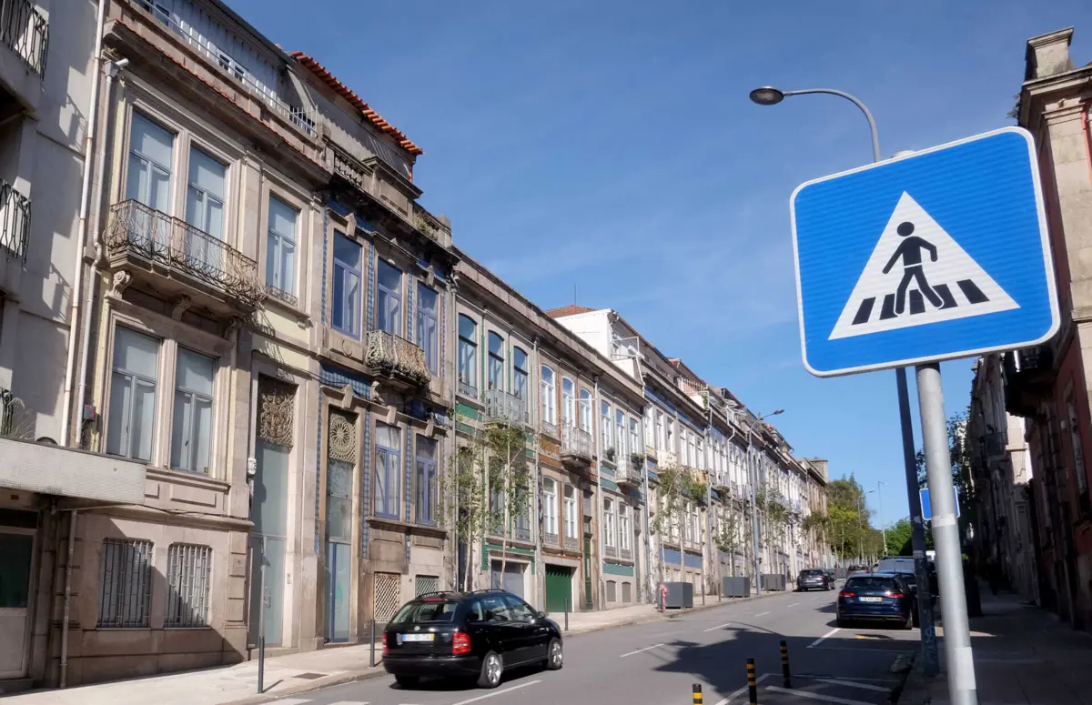 Sede da Glória Portuguesa (primeiro edifício à esquerda) fica na Rua Álvares Cabral, no Porto