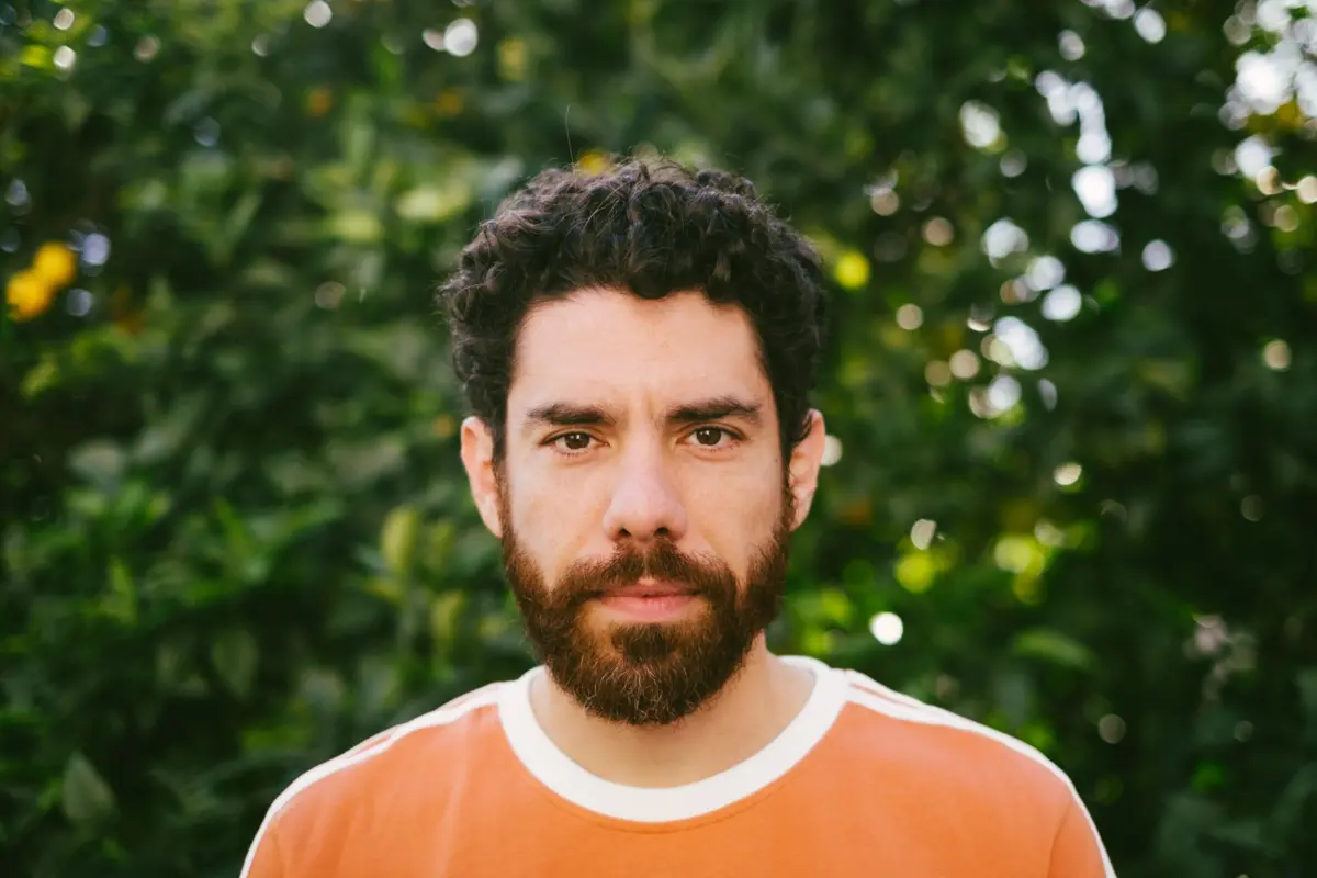 Luca Argel acaba de lançar o livro "Meigo energúmeno", um ensaio sobre o machismo na obra de Vinicius de Moraes, que acompanha um EP homónimo, com seis releituras de canções do poeta