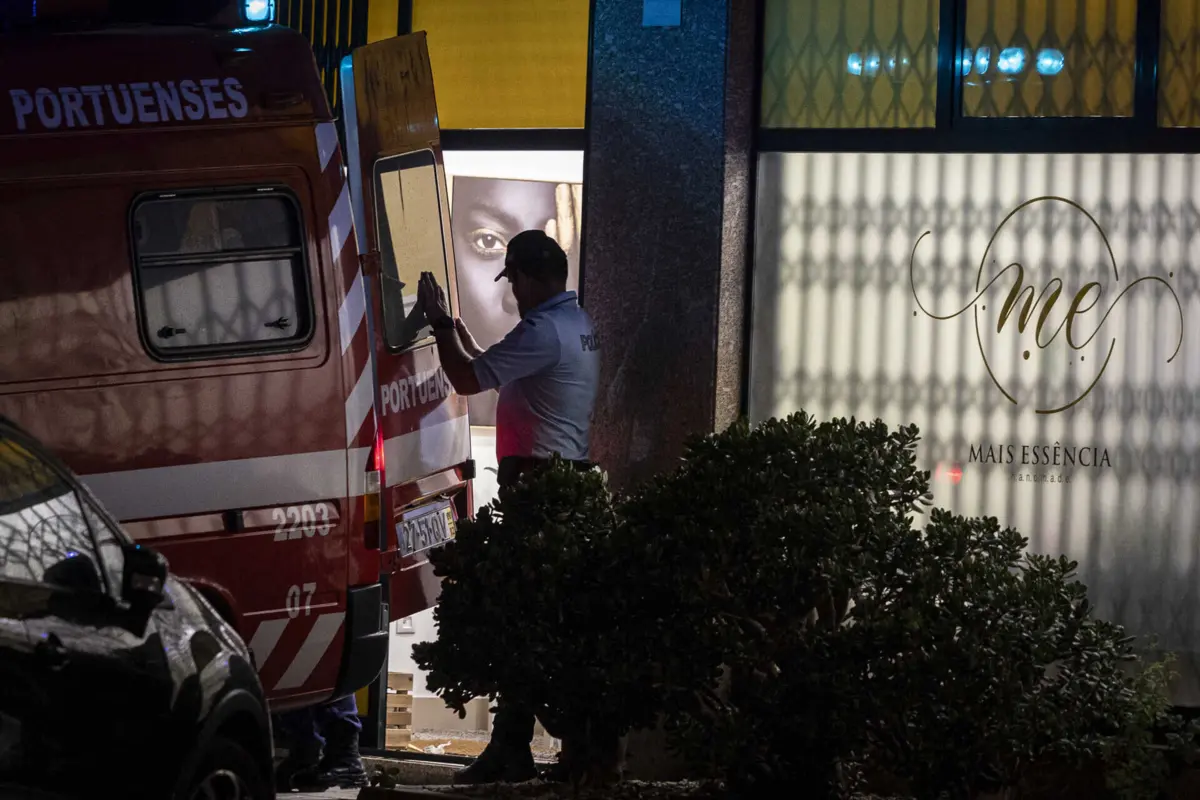 Suspeito entrou de arma empunhada e, a dois metros de Sónia, disparou dois tiros à queima-roupa