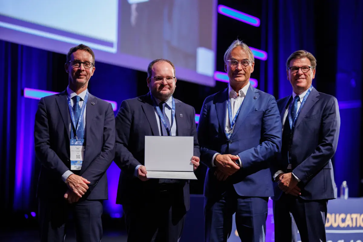 Manuel Pinto, ao centro na foto, mostrando a distinção de que foi alvo