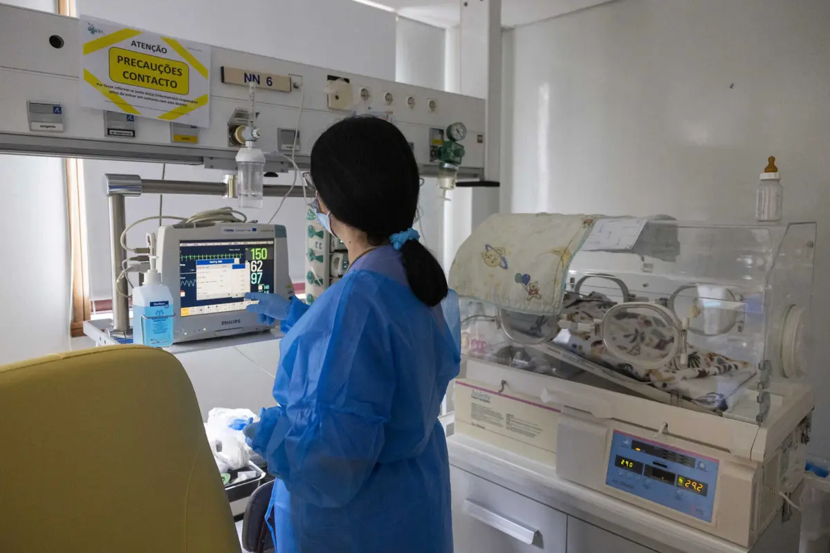 Os médicos que queiram aderir ao regime de dedicação plena terão um aumento salarial superior a 43%