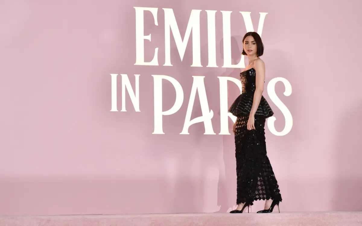 Lily Collins é a protagonista da série "Emily in Paris"