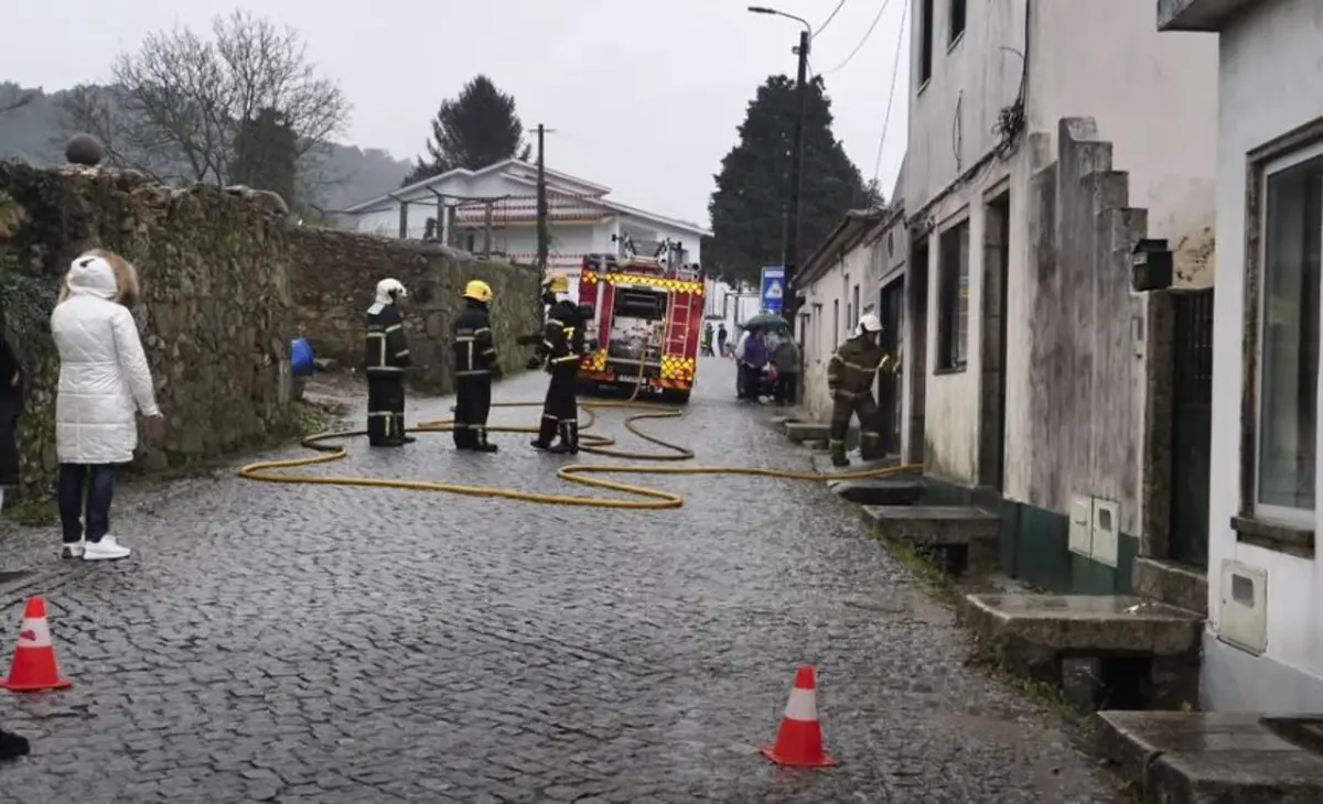 Imagem de contexto do artigo Duas famílias desalojadas em incêndio na Trofa