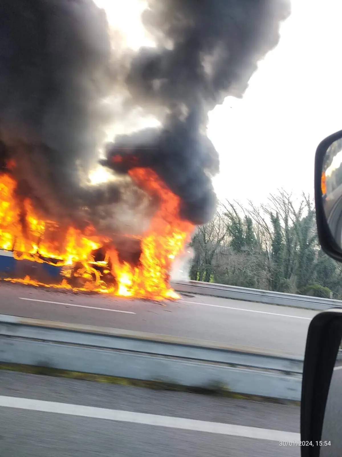 No combate às chamas estão os Bombeiros Famalicenses