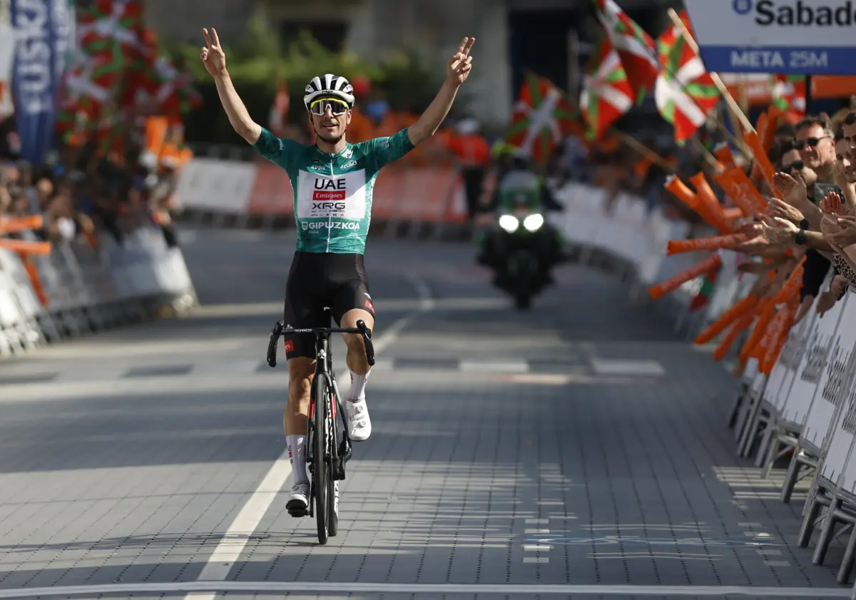 João Almeida apresentou um ritmo forte e chegou ao topo com 26 segundos de avanço