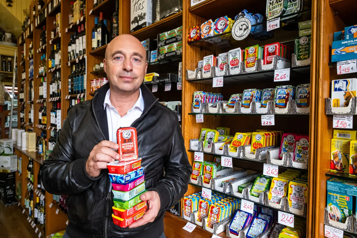 Cego de Maio, propriedade de Ricardo Silva, é uma produtora de conservas que nasceu na mercearia à moda antiga, Raul & Costa, na Póvoa de Varzim