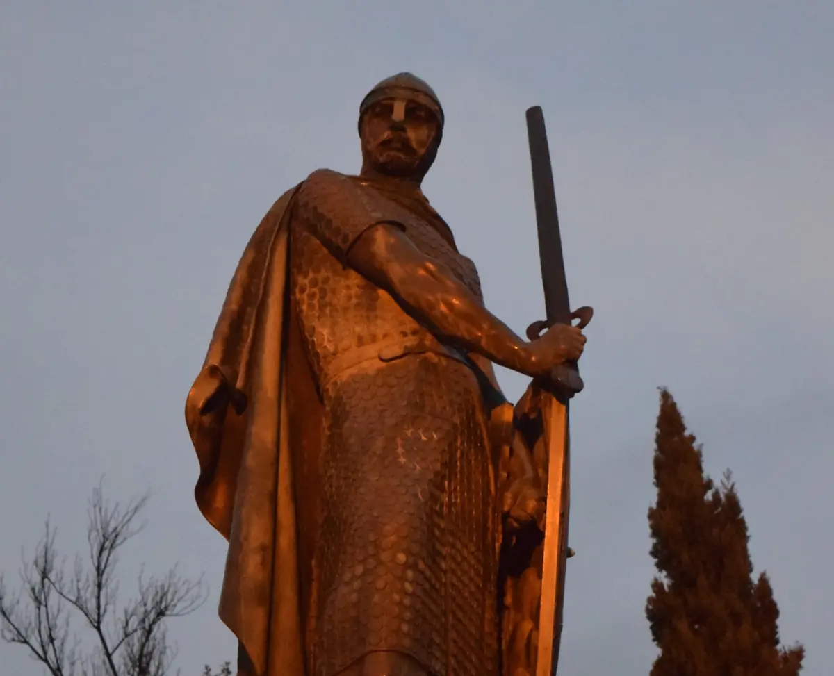 A estátua do primeiro rei de Portugal já foi roubada uma vez e vandalizada em pelo menos duas ocasiões