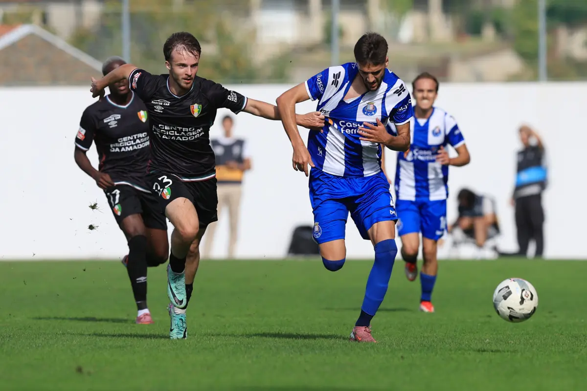 Mário Borges (na direita) em disputa de bola com Georgii Tunguliiadi (na esquerda)