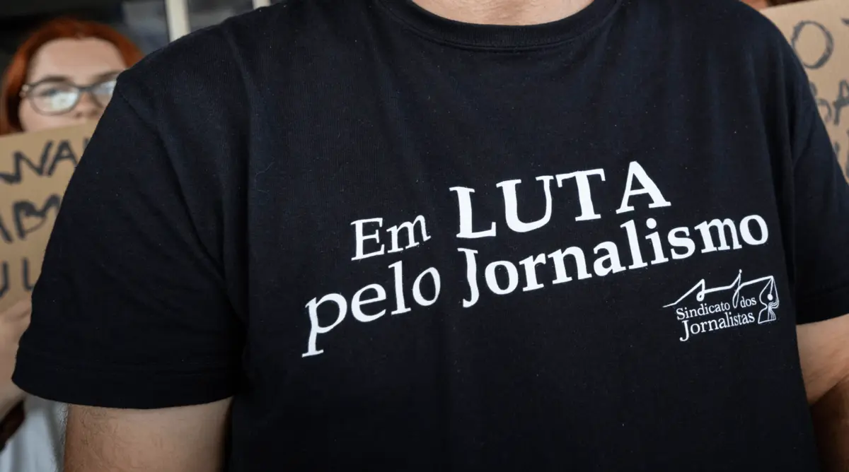 Relatório destaca preocupações em relação à estabilidade financeira e transparência dos meios