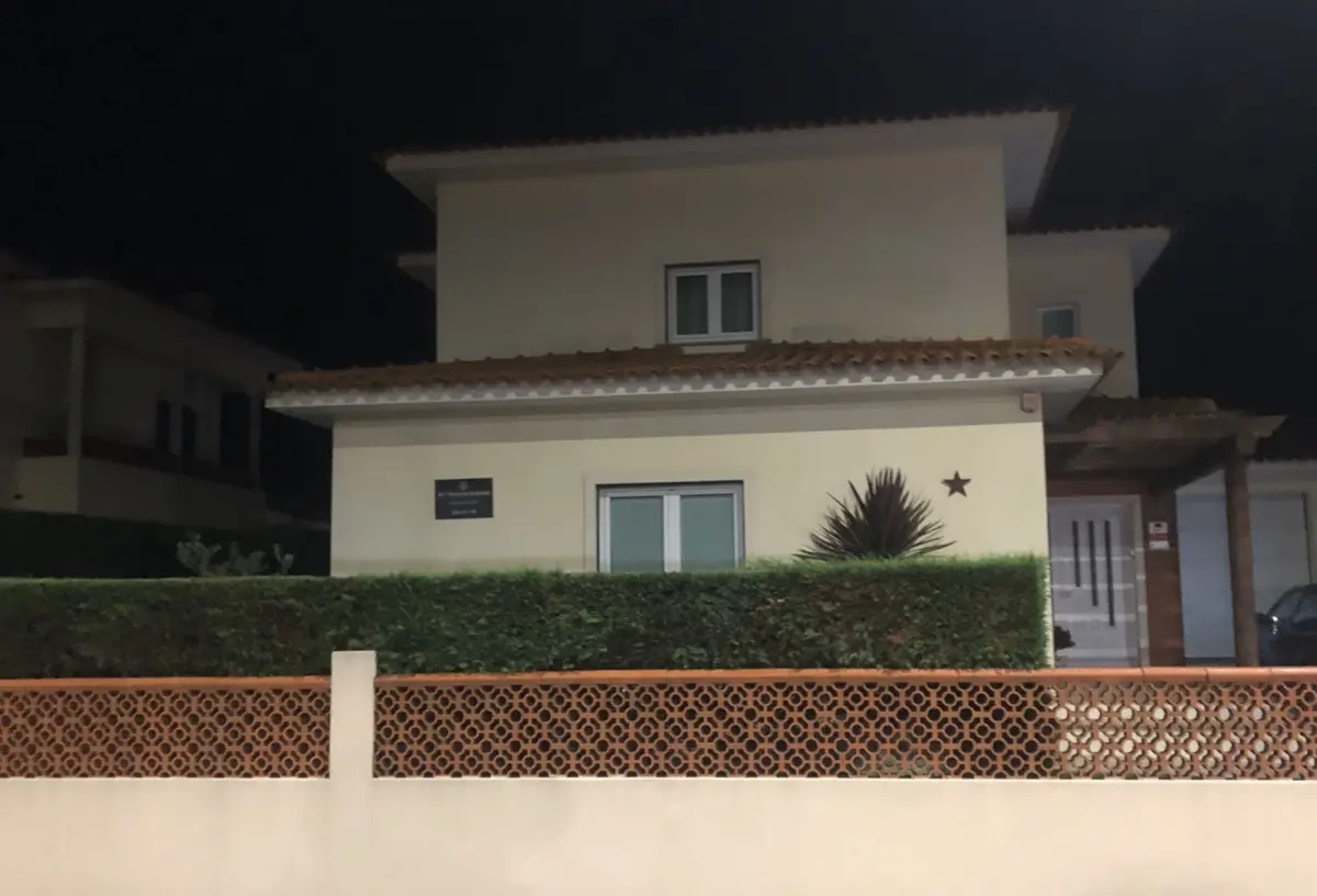 Peritos da Polícia Judiciária recolheram na casa elementos para a investigação