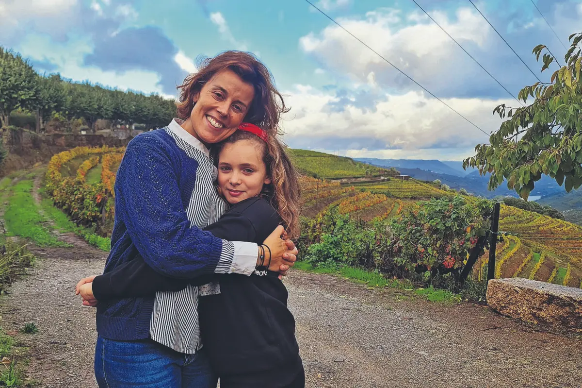 Bárbara Queirós com Marta Ribeiro, uma das crianças de Mesão Frio