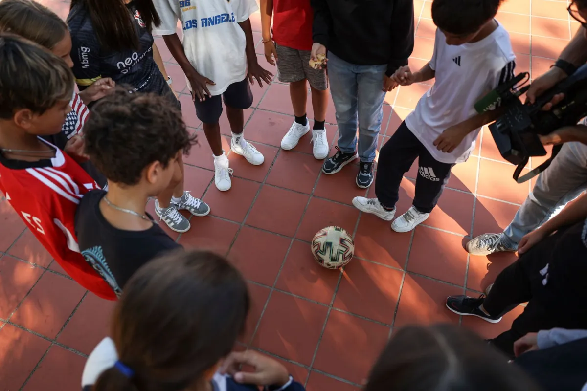 Imagem de contexto do artigo Sem telemóveis à vista, barulho das brincadeiras regressa à Escola Vieira da Silva em Carnaxide