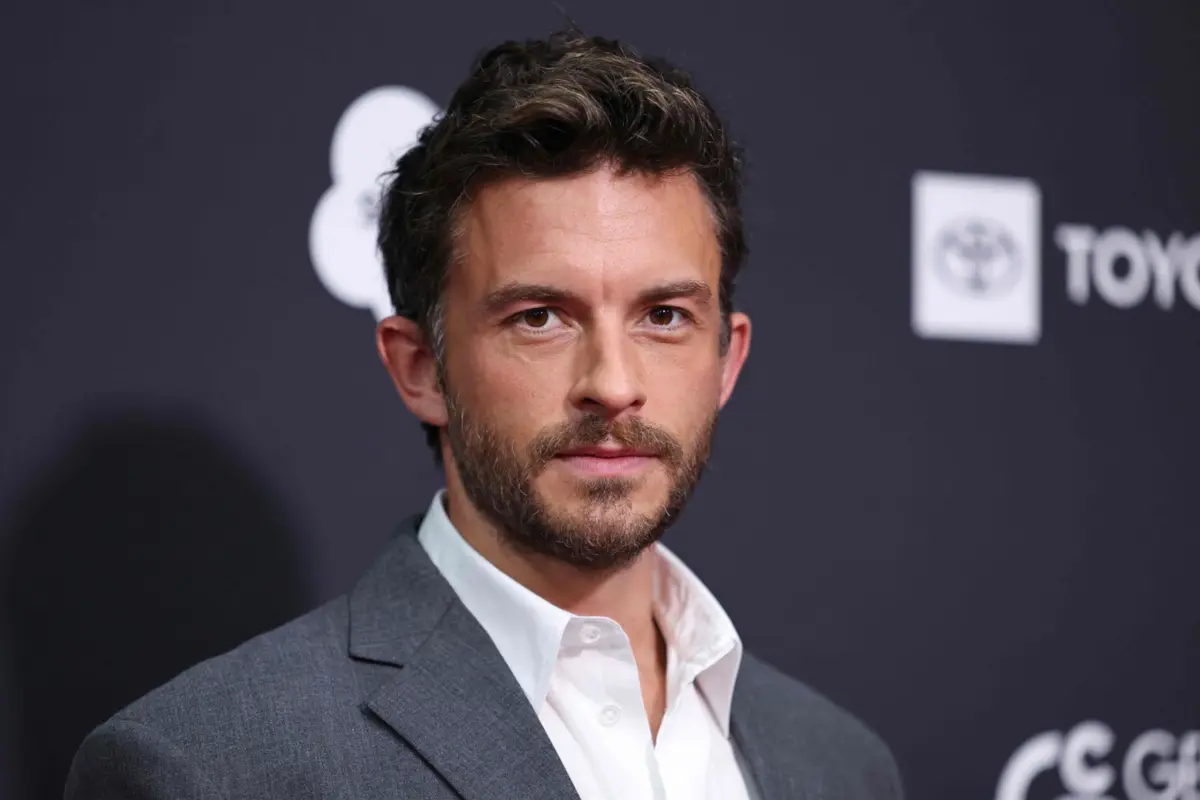 O ator britânico Jonathan Bailey, uma das estrelas do momento, na gala "Time100 Next", em Nova Iorque, a 30 de outubro