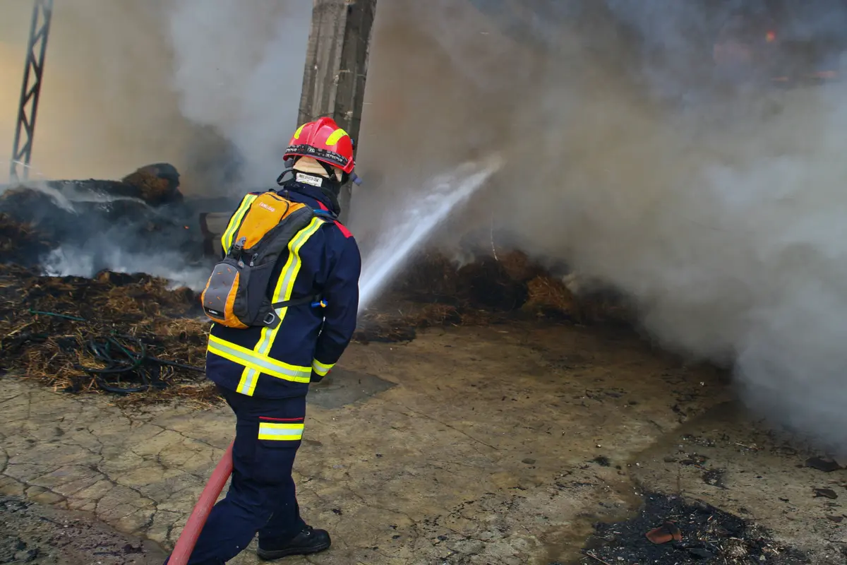 Foram mobilizados para o local 23 operacionais dos bombeiros