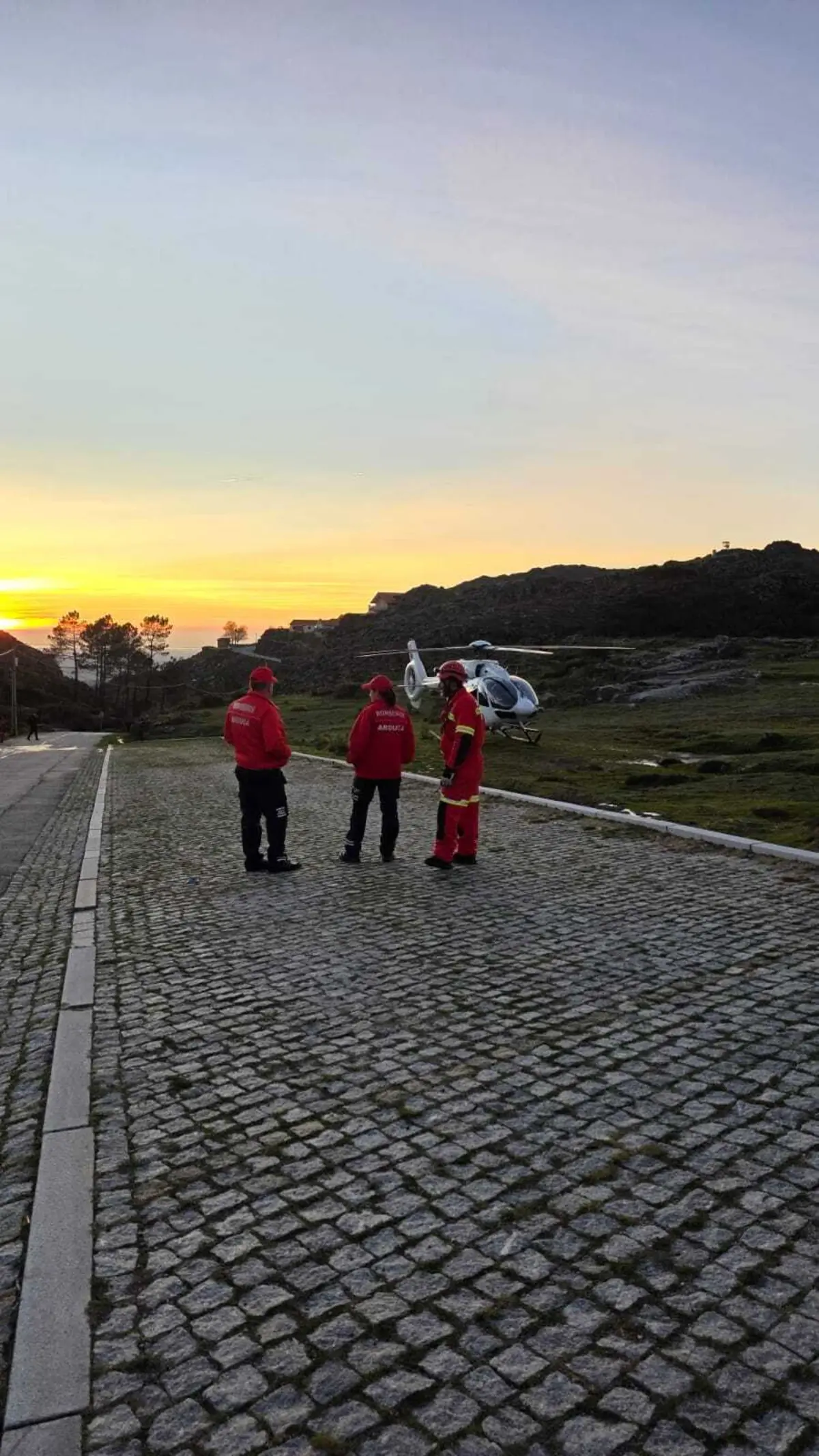 A menina foi helitransportada para o Hospital de São João, no Porto