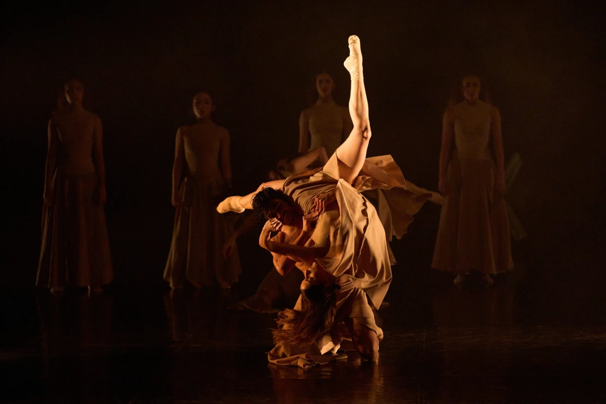 Bailarinos são guiados pela música de Dead Can Dance em "Terra", de Sílvia Boga