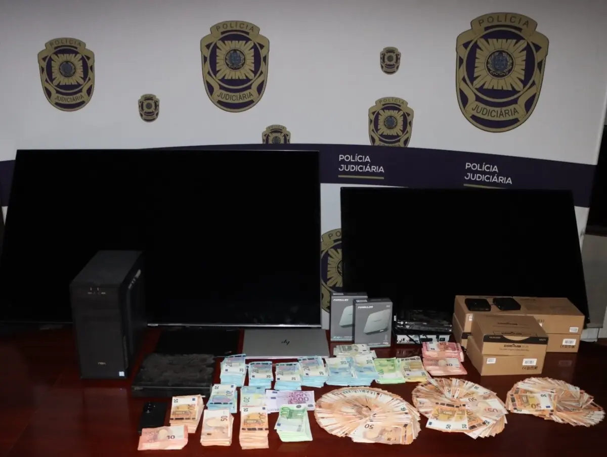 A PJ apreendeu diversos equipamentos informáticos e 100 mil euros em dinheiro