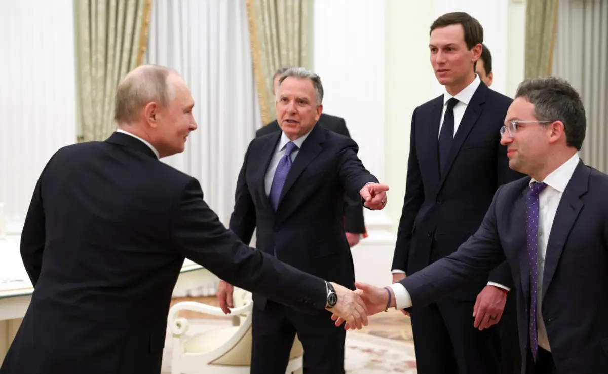 O presidente russo Vladimir Putin e o enviado norte-americano Steve Witkoff reuniram-se em Moscovo