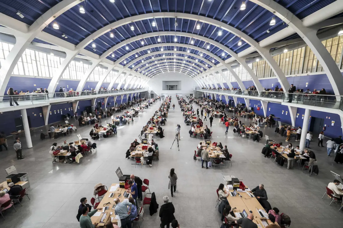 Imagem de contexto do artigo Trabalho de equipa entre várias gerações para contar votos de emigrantes em Lisboa