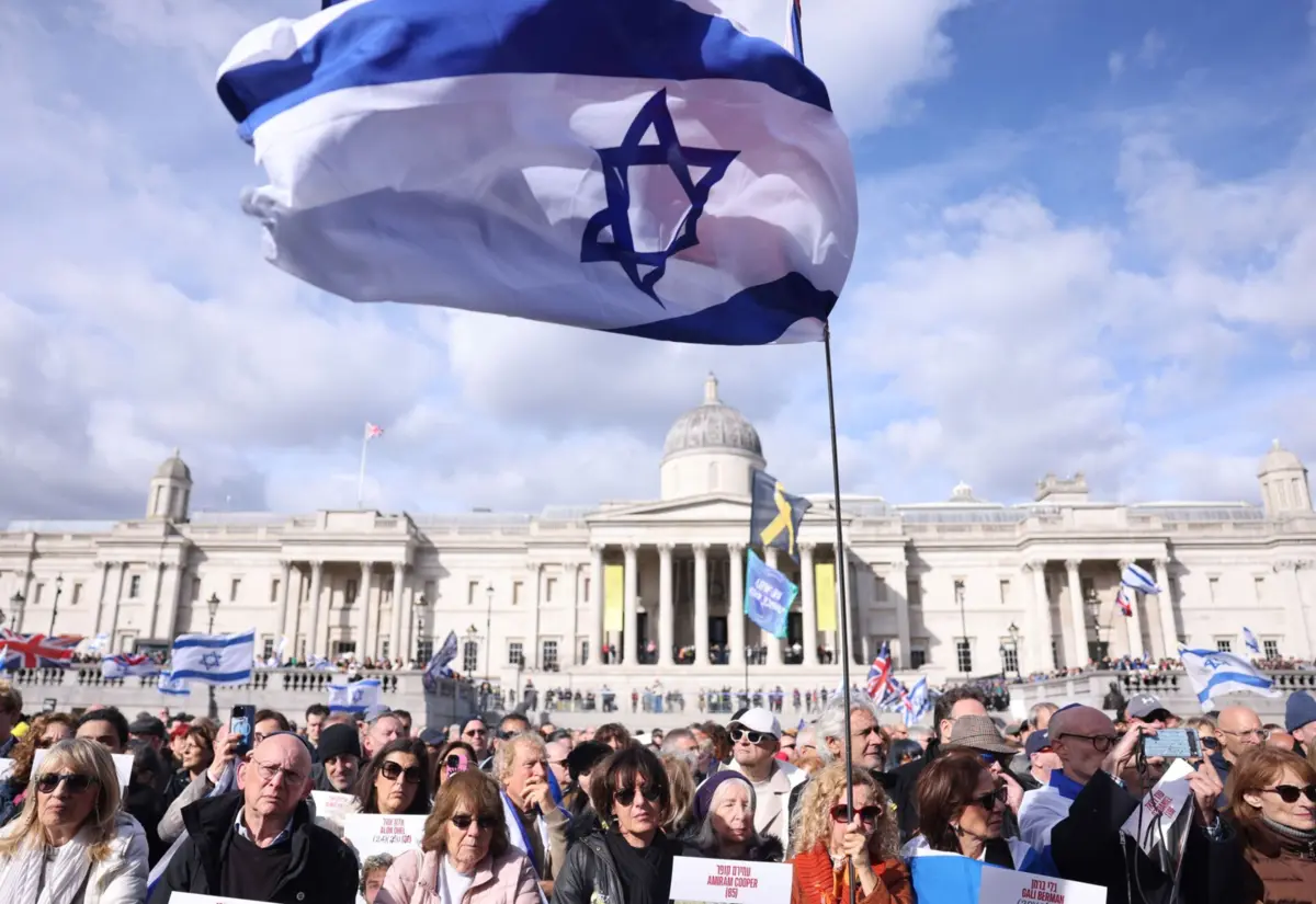 Organizado pela Junta de Deputados dos Judeus Britânicos, os participantes na iniciativa acenderam velas e ouviram discursos de líderes religiosos e familiares de reféns capturados pelo Hamas