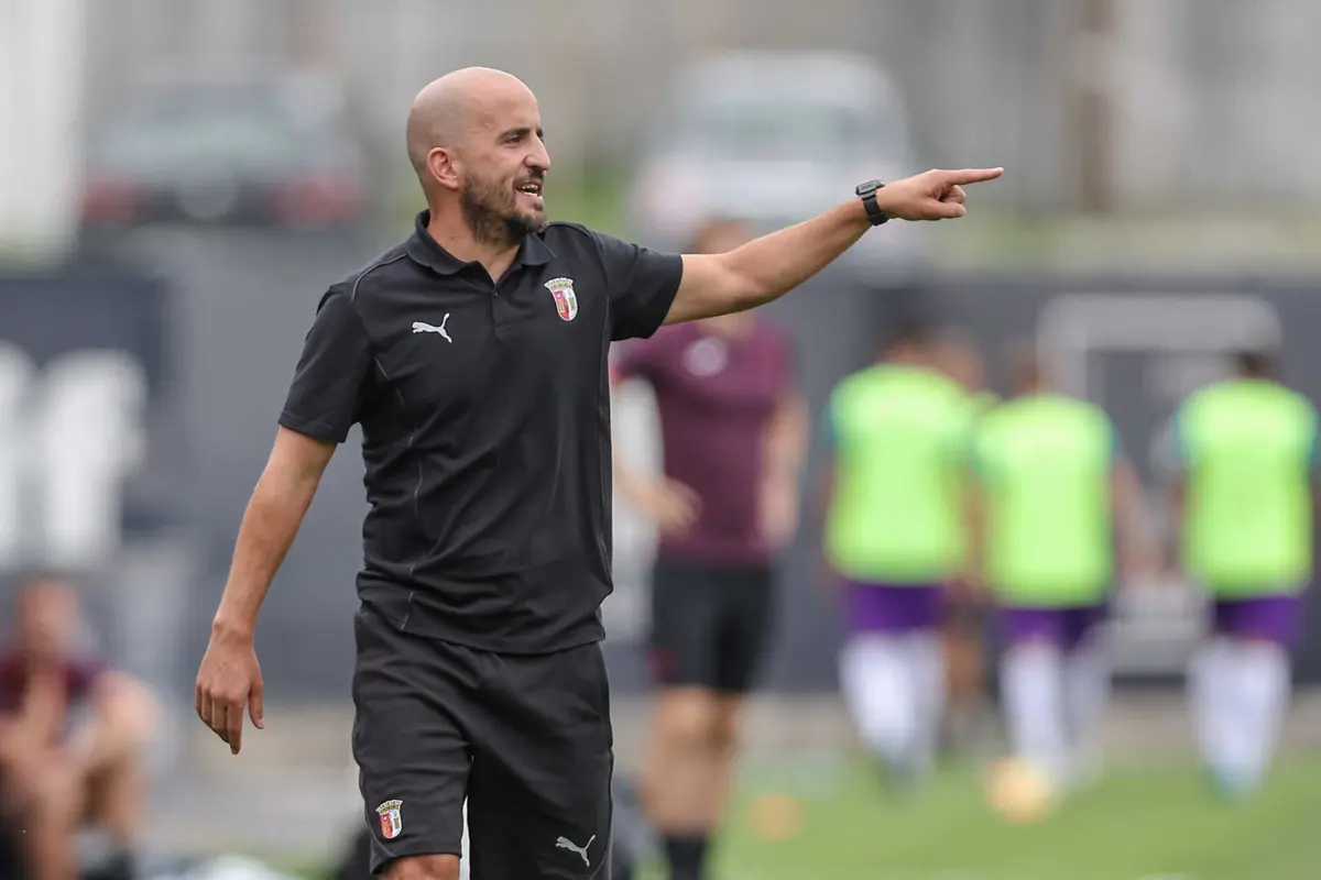 O divórcio ocorreu logo após a estreia no campeonato