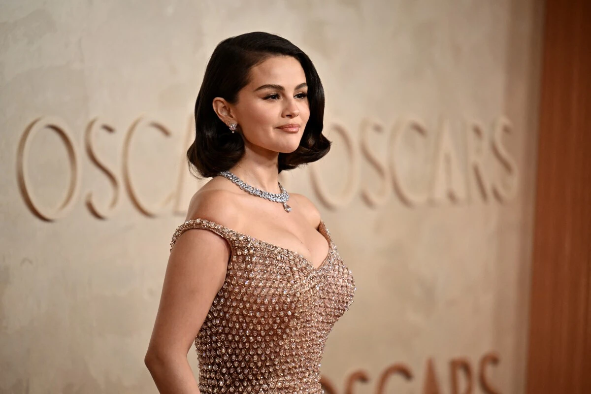 Atriz Selena Gomez na passadeira vermelha