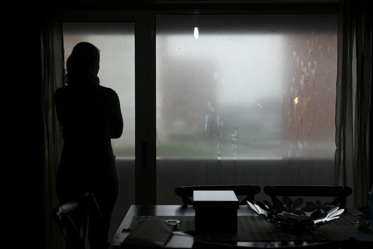 Crianças, idosos e doentes com problemas respiratórios devem ficar no interior dos edifícios