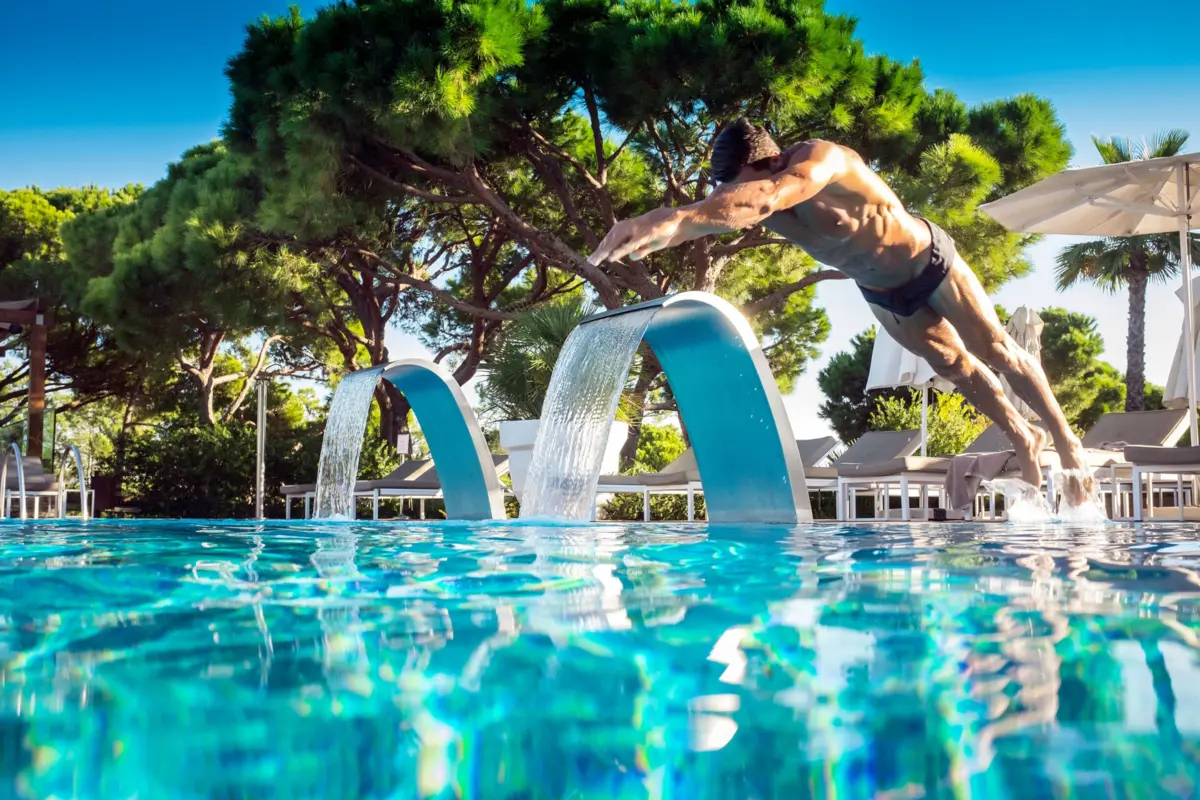 Piscina, praia e pinhal refrescam, de diferentes maneiras, as estadias no resort.