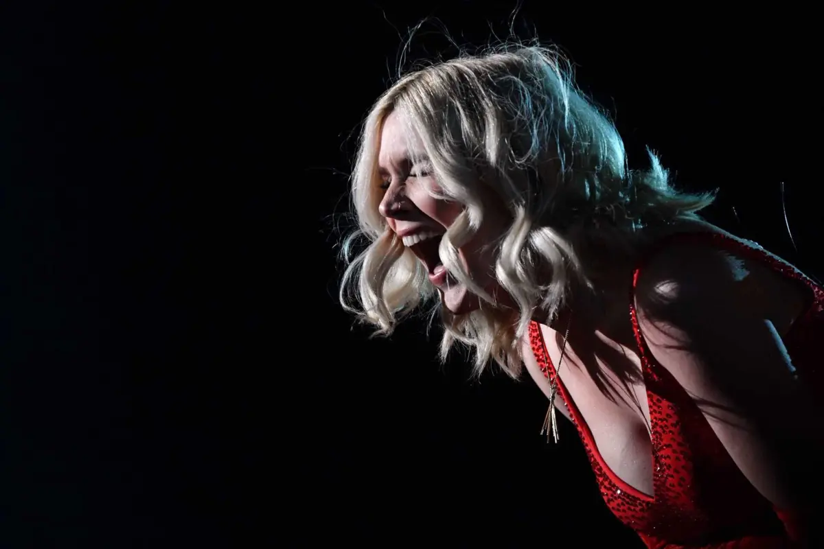 Joss Stone, cantora e compositora de 36 anos, iniciou a sua carreira ainda adolescente.