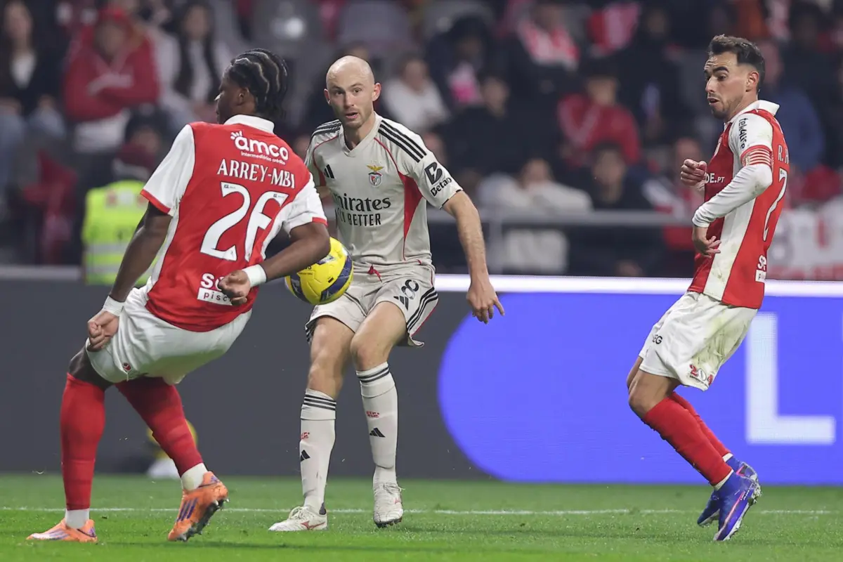 Aursnes ficou no banco frente ao Estoril, mas será titular do Benfica na meia-final da Taça da Liga