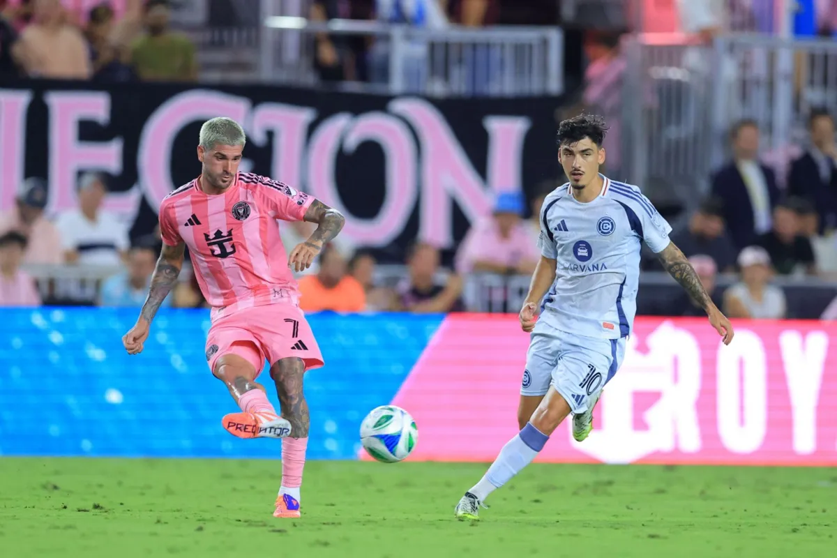 André Franco (à direita) em ação pelo Chicago Fire