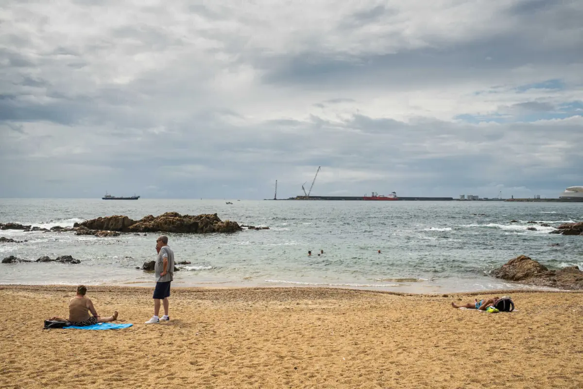 Em 2023 e 2024, a qualidade da água da praia foi classificada como aceitável