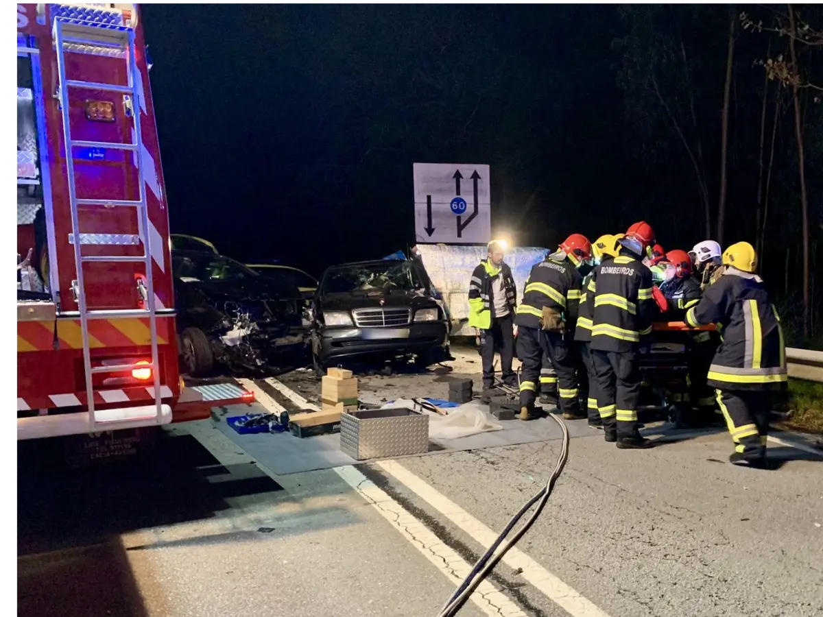 A colisão frontal levou à interrupção da via
