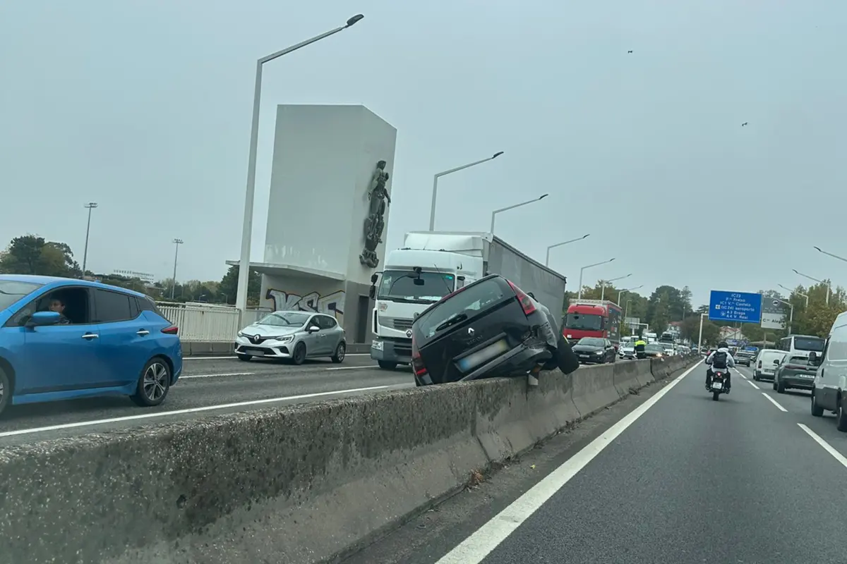 O despiste está a condicionar o trânsito na Ponte da Arrábida
