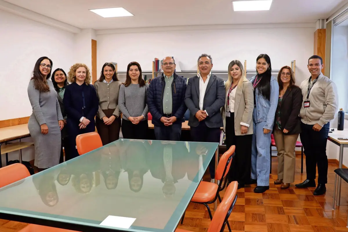 Alunos estrangeiros com professores na ESEUC