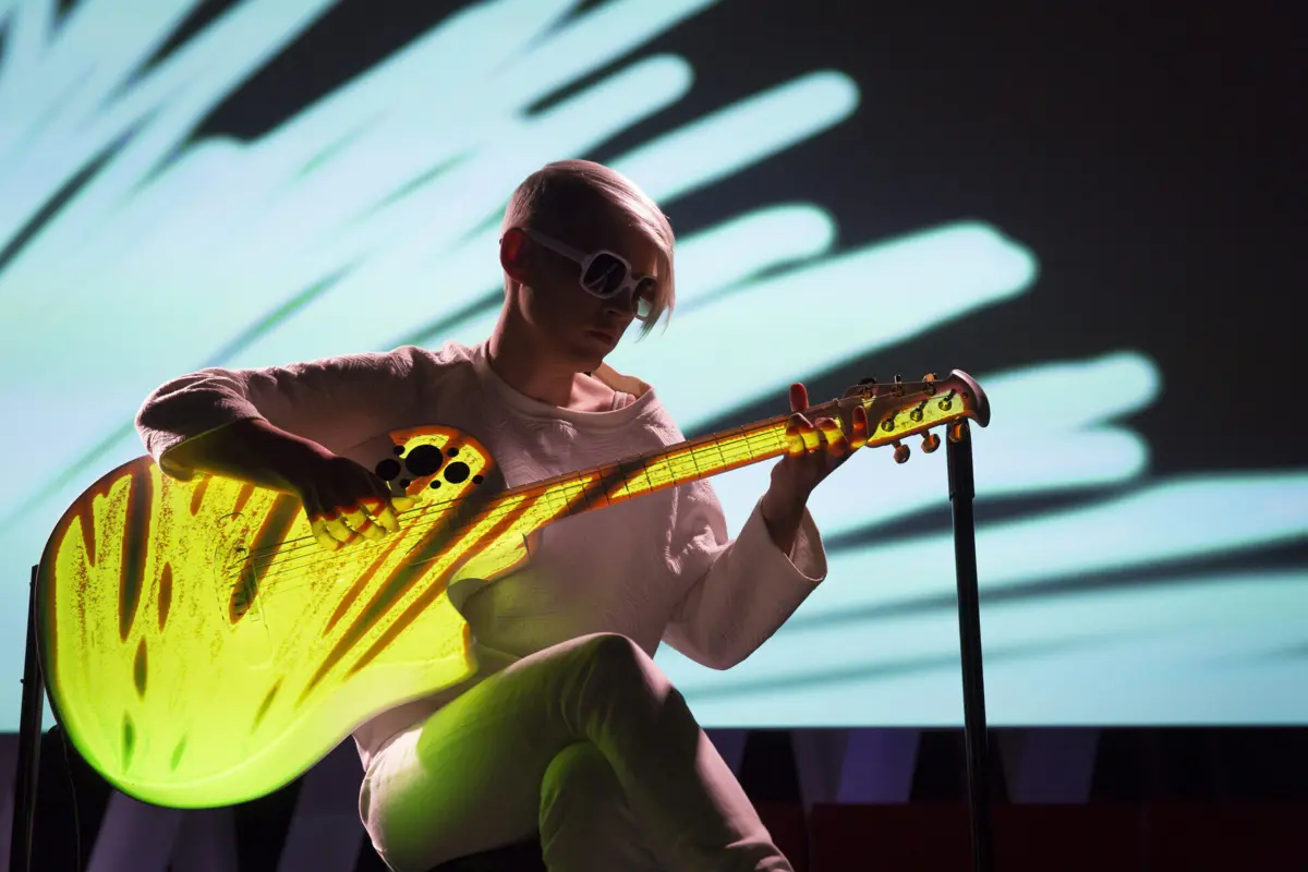 Kaki King, guitarrista sui generis nascida em 1974, em Atlanta, nos EUA.